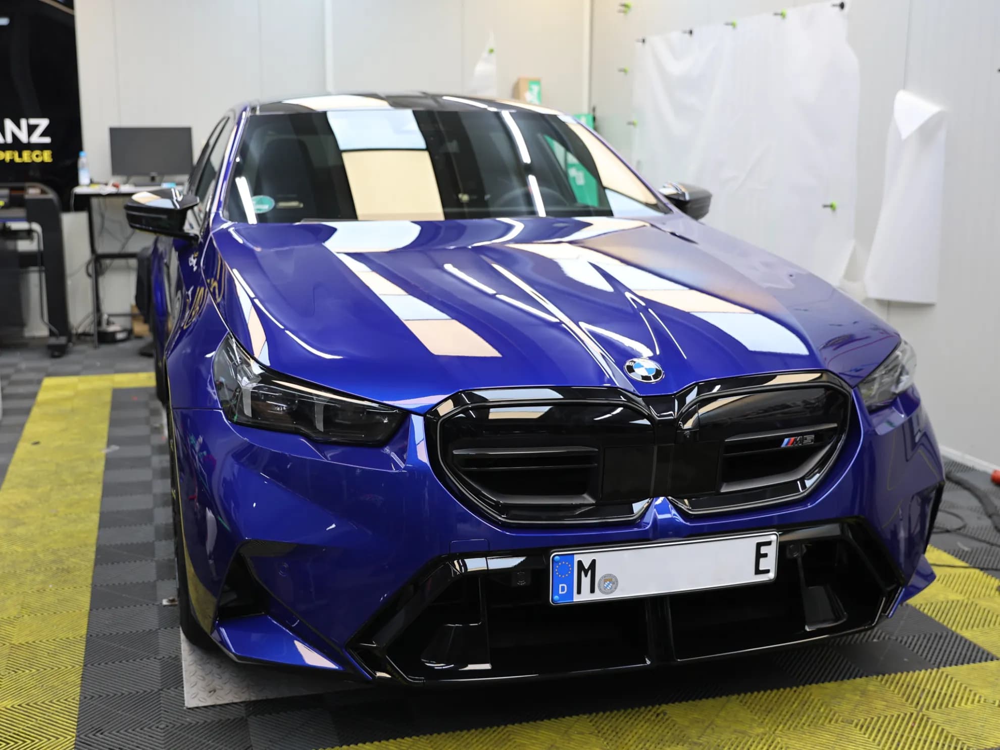 Detailaufnahme der Lackschutzfolie am BMW M5 Stoßfänger