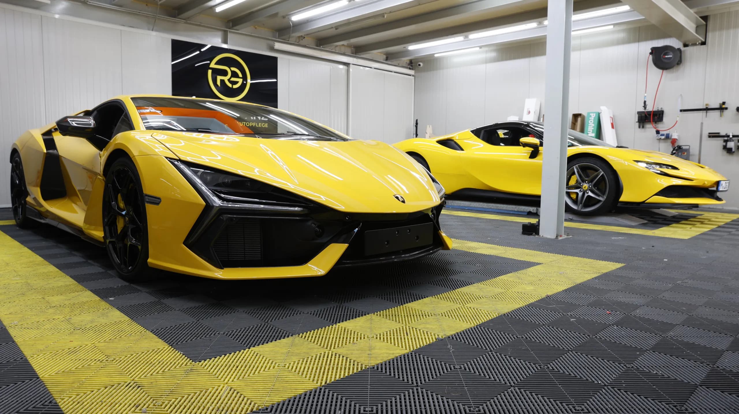 Sportwagen mit frisch montierter Lackschutzfolie bei Royal Glanz München