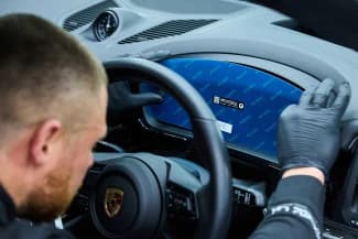 Montage von Pixsel Hybridglas-Displayschutz auf einem Porsche Taycan Display