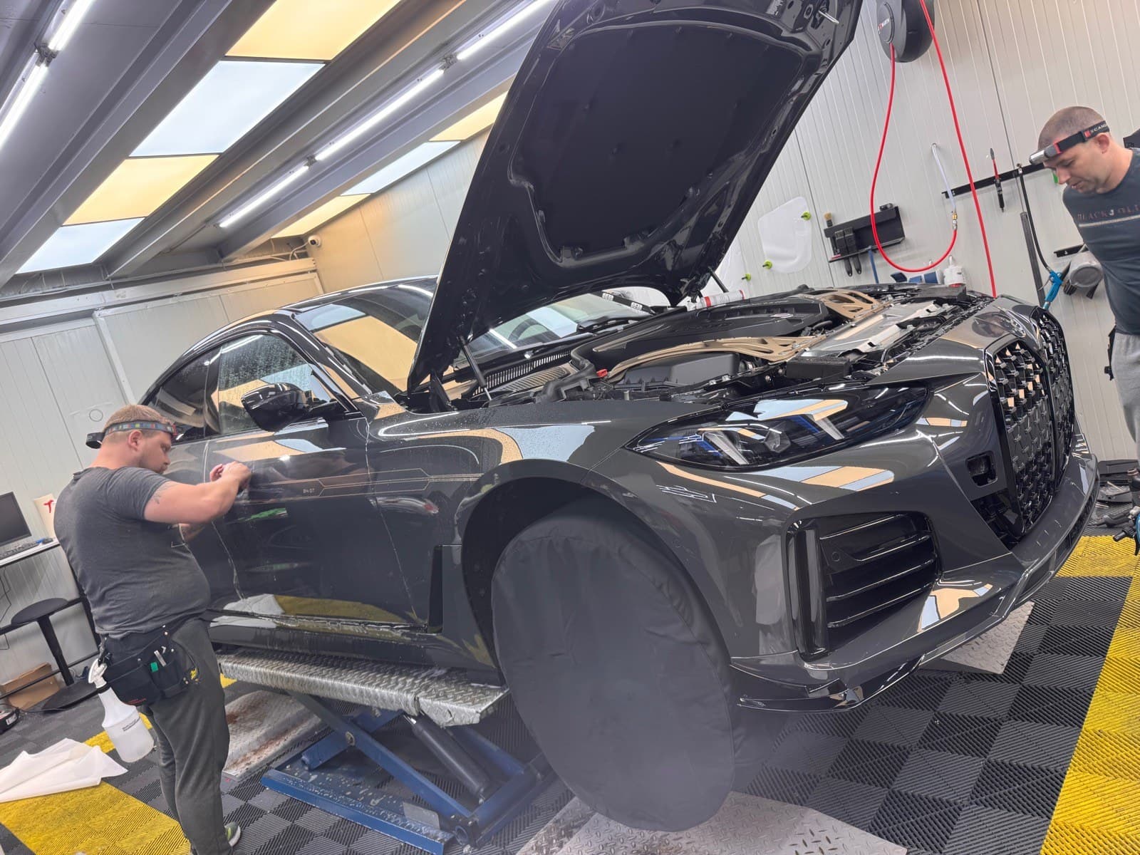 Schwarzer Audi R8 während der Lackschutzfolierung