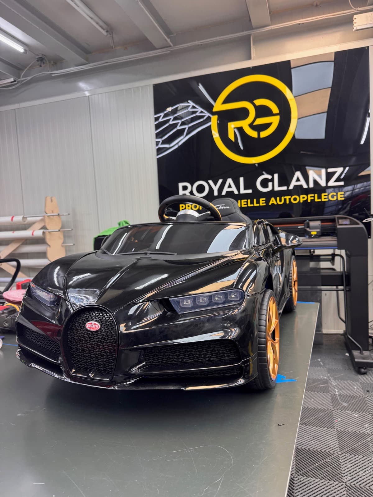 Schwarzer Bugatti Chiron mit Lackschutzfolie im Royal Glanz Studio