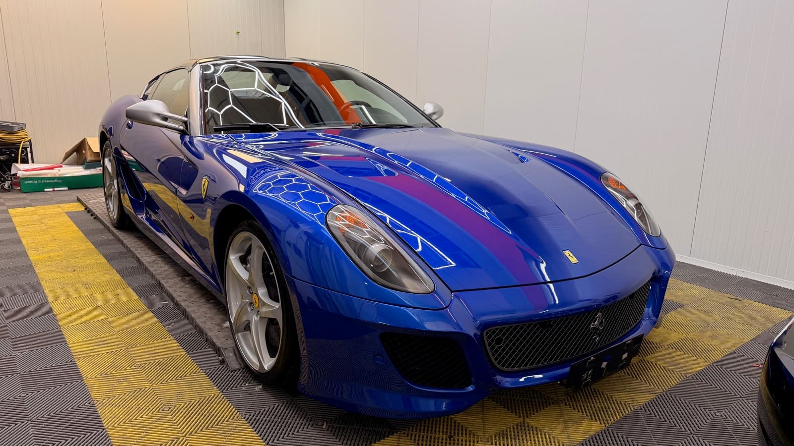 Blauer Ferrari 599 GTO mit Rennstreifen und Lackschutzfolie