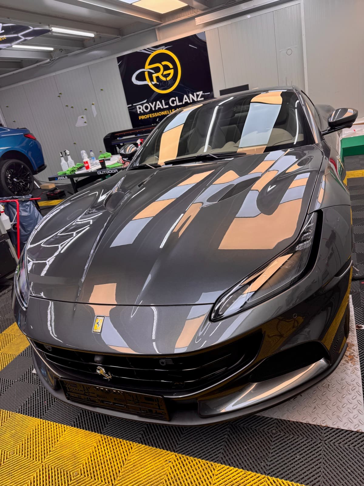 Anthrazitfarbener Ferrari GTC4Lusso mit Lackschutzfolie