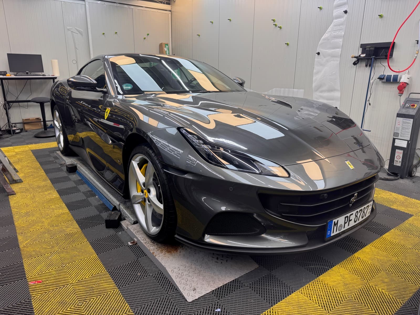 Grauer Ferrari Portofino mit Lackschutzfolie