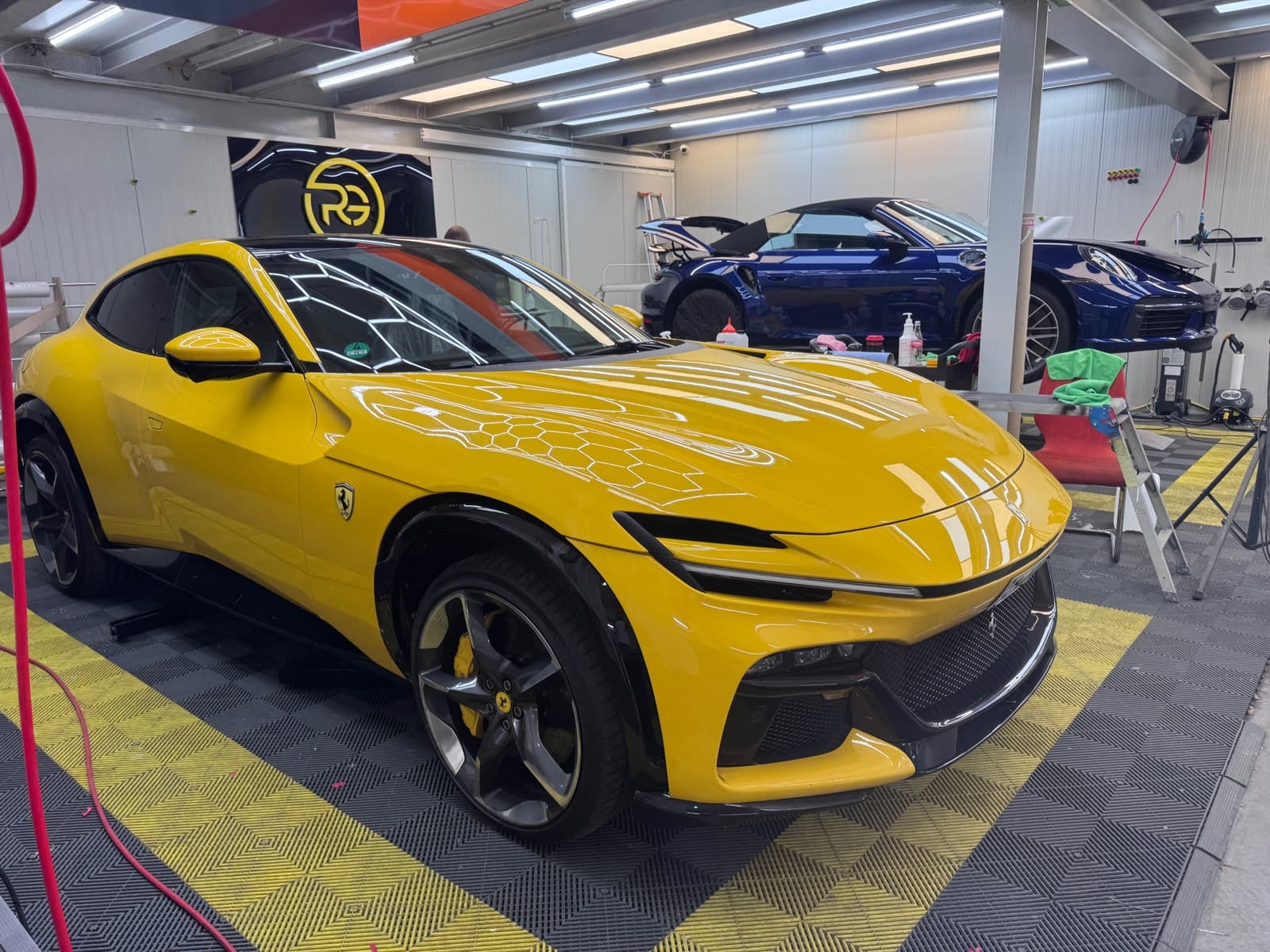 Ferrari Purosangue in leuchtendem Gelb – farbige Lackschutzfolie bei Royal Glanz München