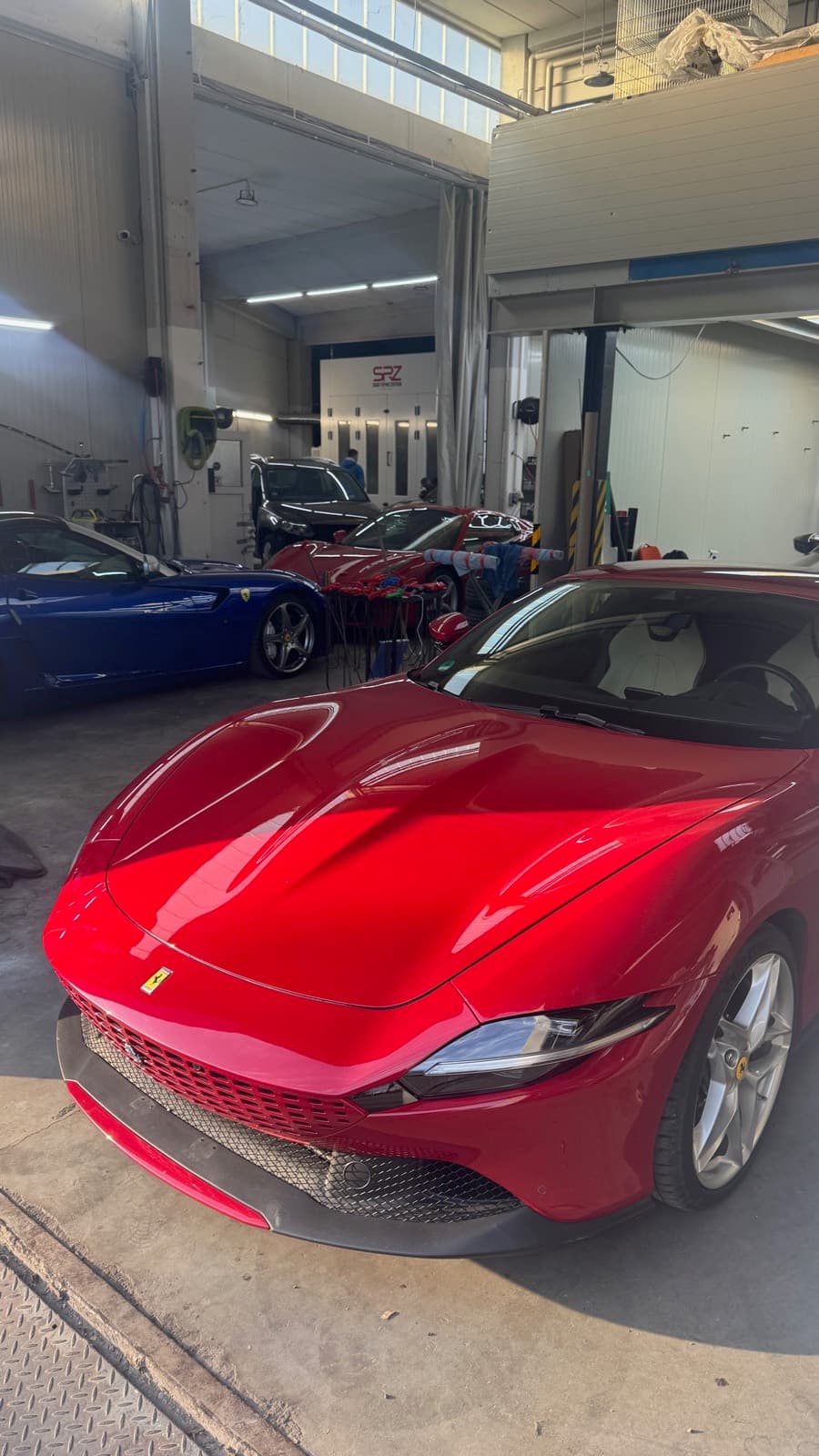 Roter Ferrari Roma im Royal Glanz Studio München