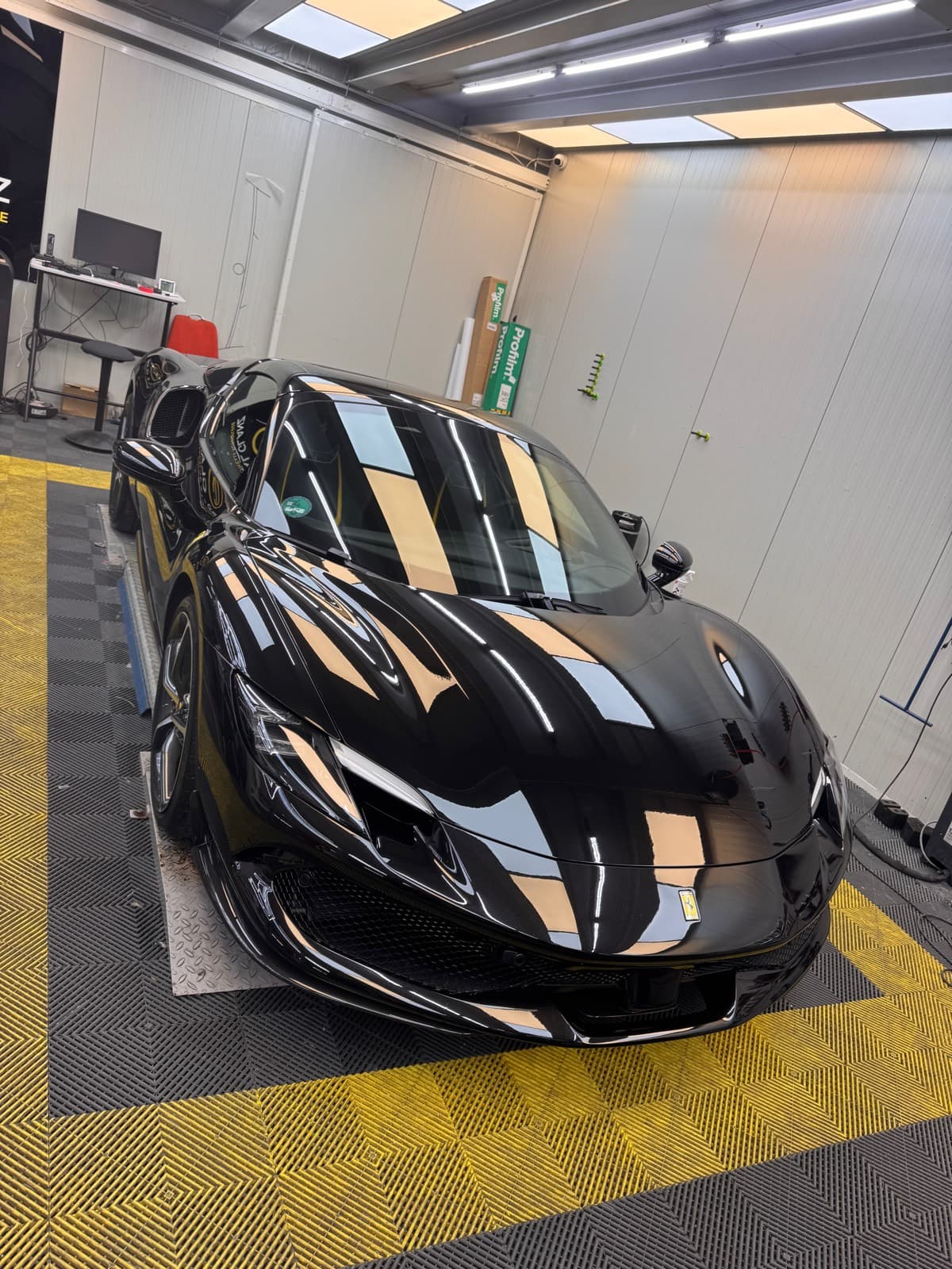Schwarzer Ferrari mit silbernen Streifen und PPF