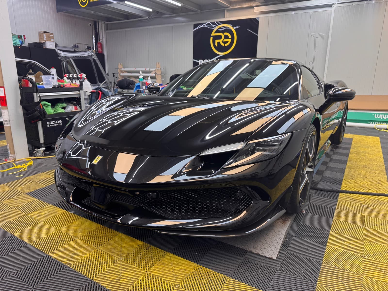 Schwarzer Ferrari mit silbernen Streifen und Lackschutzfolie