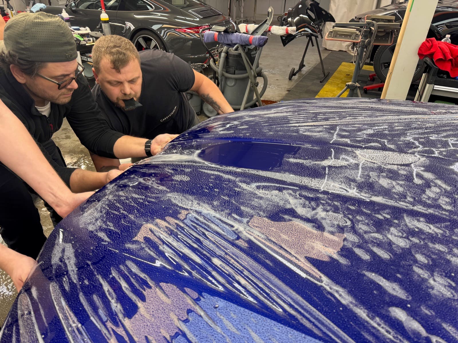 Anbringung der Lackschutzfolie mit Slip-Solution auf einer Motorhaube