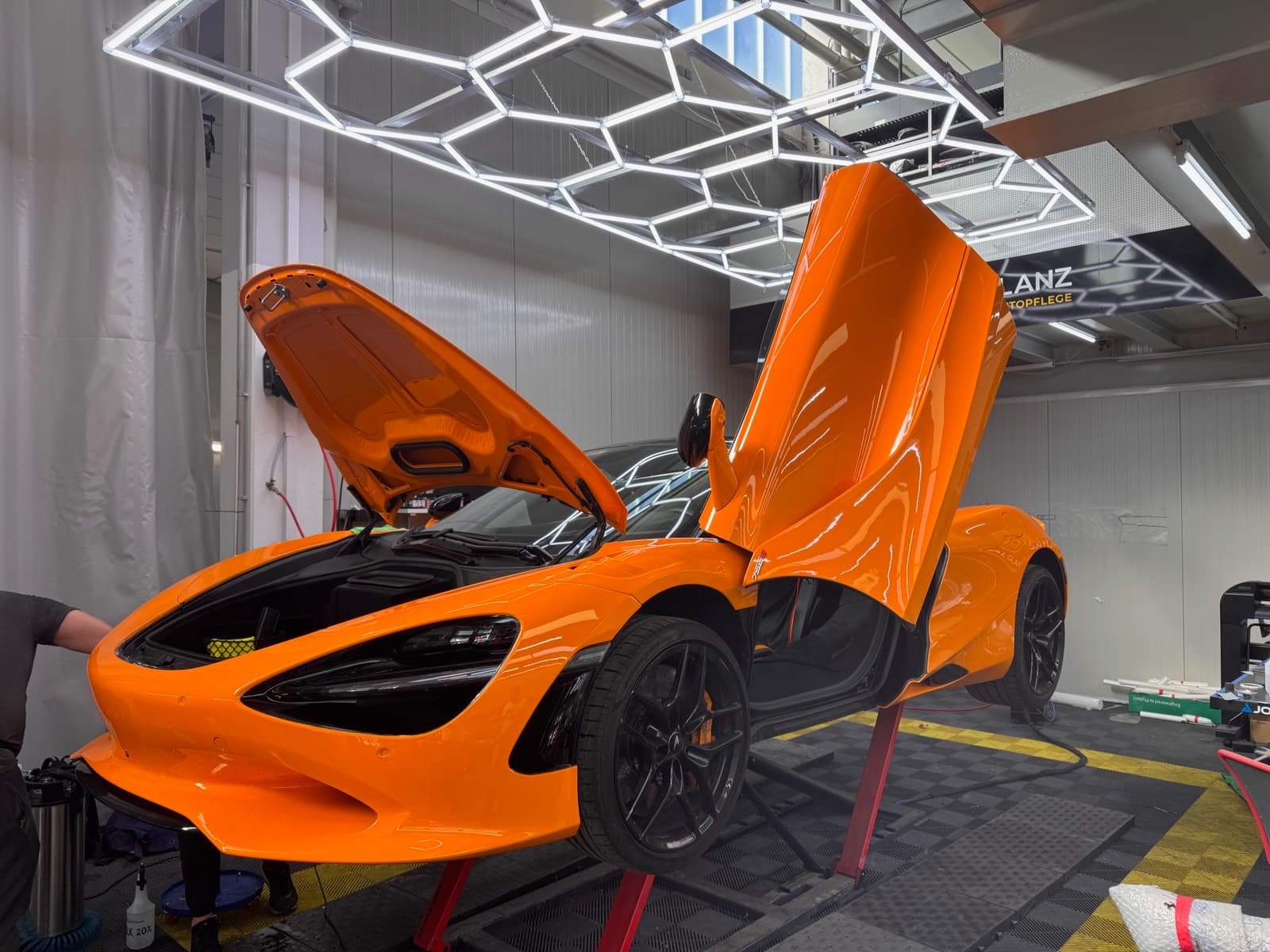 Oranger McLaren 720S mit Lackschutzfolie für Straße und Rennstrecke