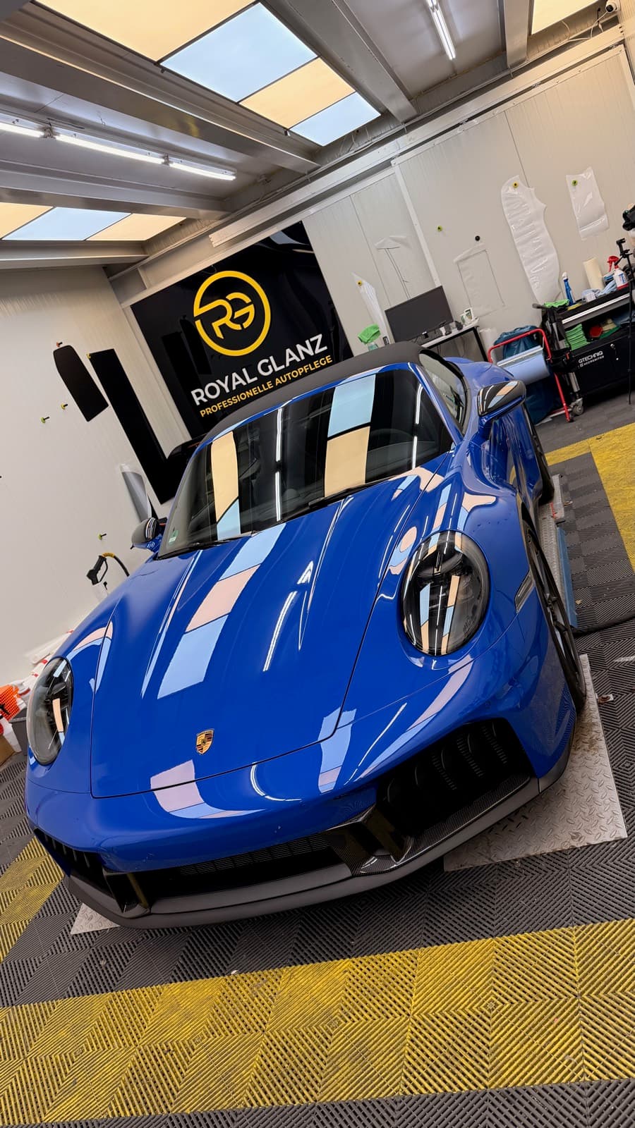 Blauer Porsche 911 mit PPF-Folierung