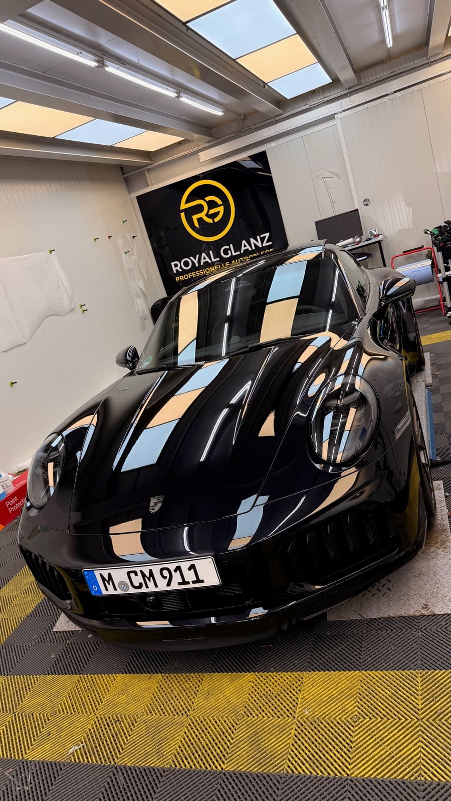 Schwarzer Porsche 911 mit Lackschutzfolie bei Royal Glanz