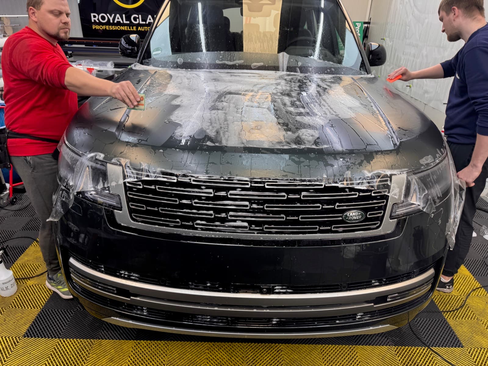 Schwarzer Range Rover bei der Aufbereitung und Folierung