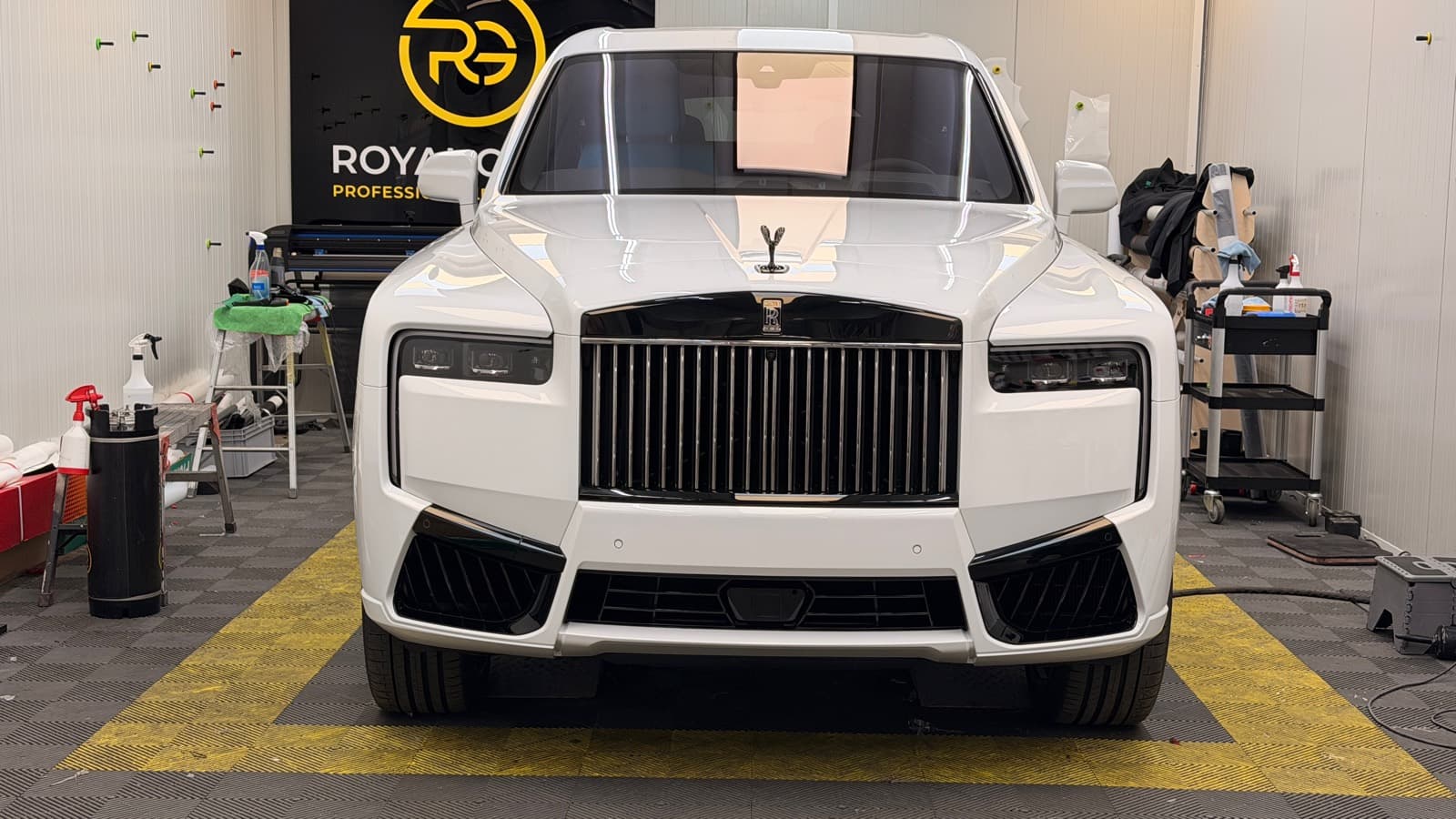 Weißer Rolls-Royce Cullinan mit Lackschutzfolie