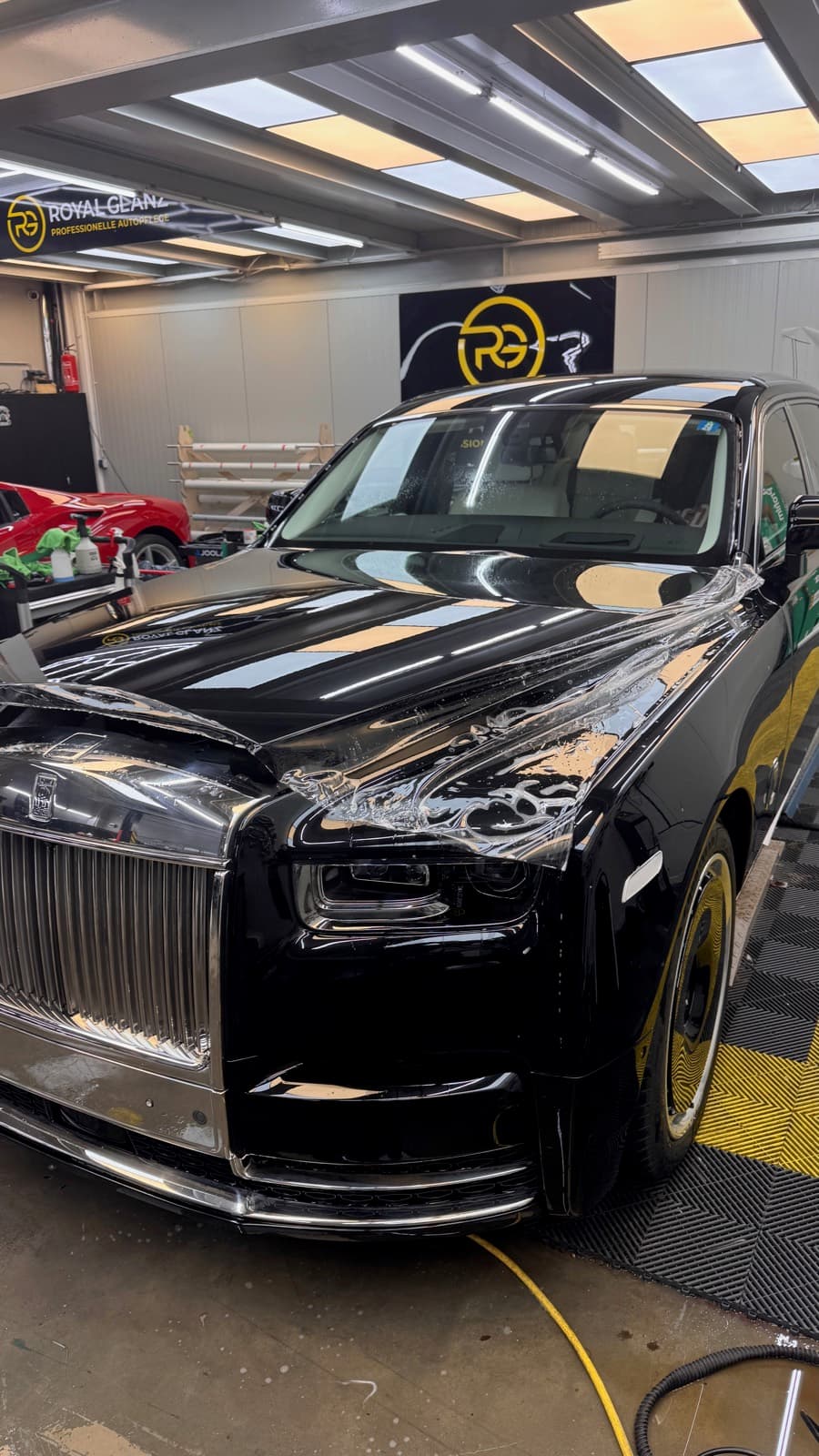 Schwarzer Rolls-Royce mit Lackschutzfolie im Studio München