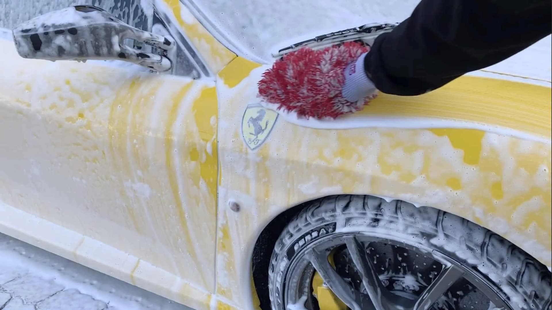 Schaumwäsche eines Ferrari in der dreiphasigen Detailing-Wäsche vor der Folierung bei Royal Glanz München