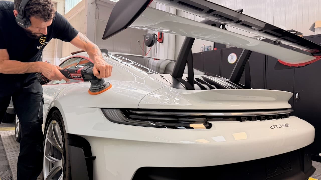 Maschinelle Politur eines Porsche 911 GT3 RS zur Lackvorbereitung vor der Folierung bei Royal Glanz München