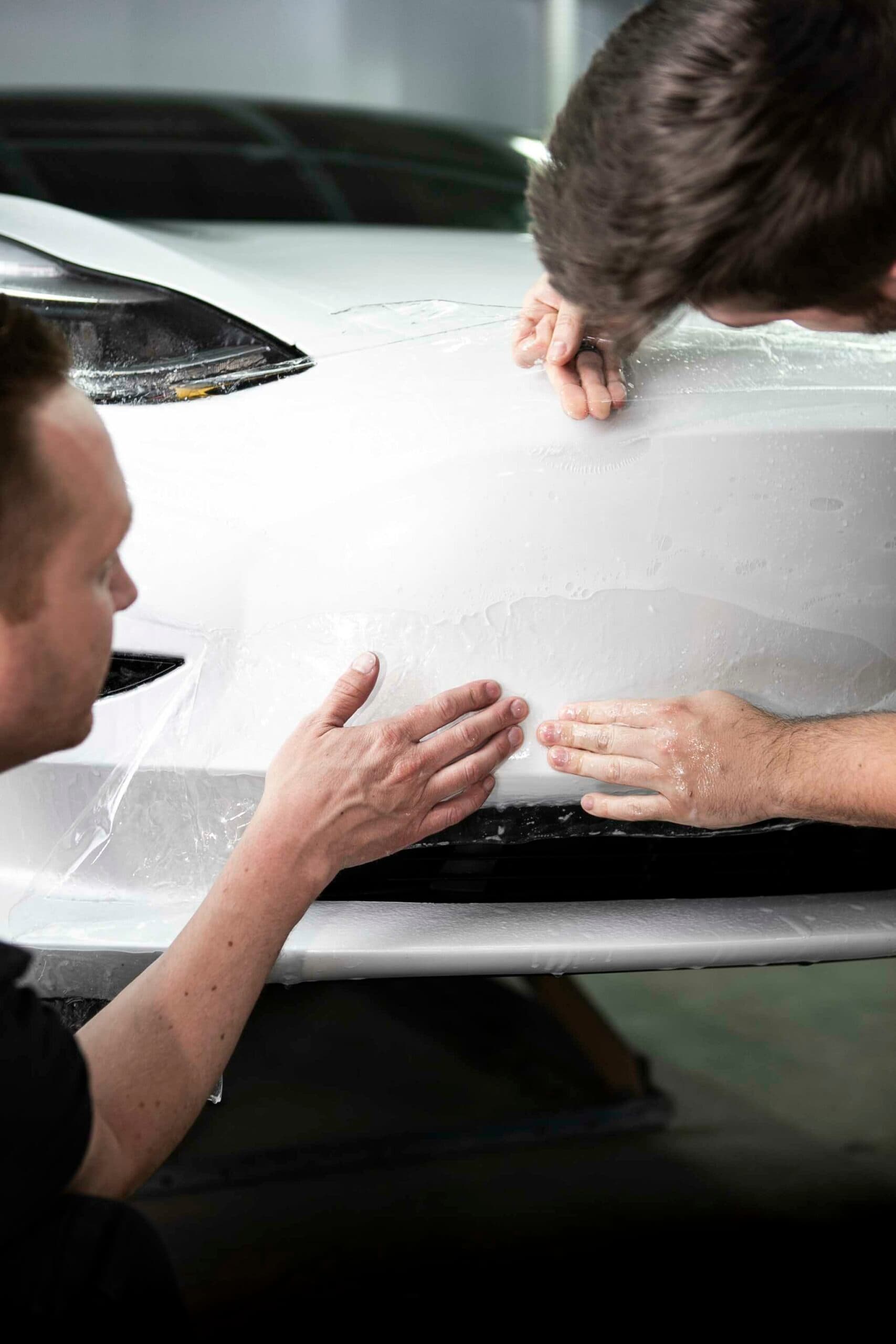 Lackschutzfolie-Verlegung an der Fronthaube eines Tesla Model Y