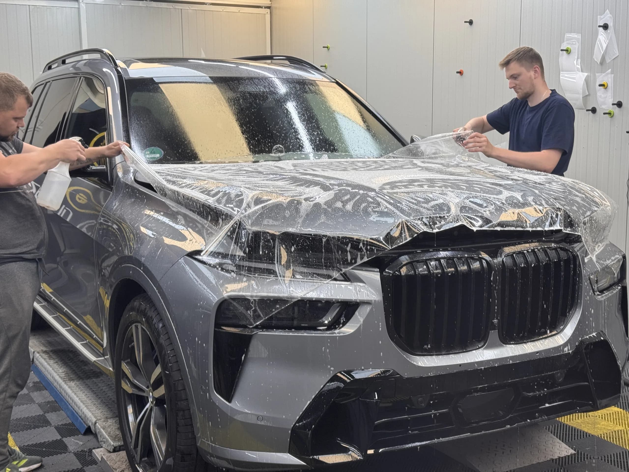XPEL Lackschutzfolie Montage auf einem Sportwagen in München