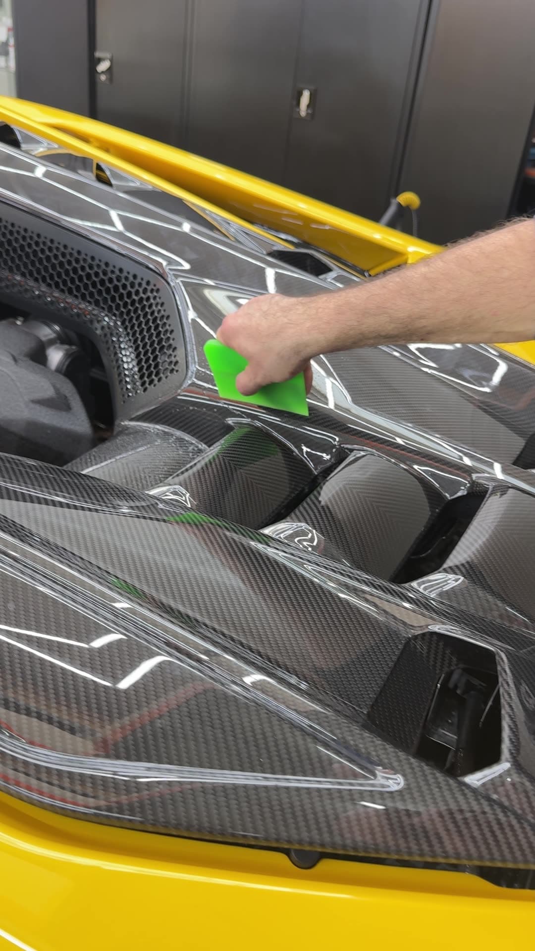 Gelber Lamborghini Revuelto, komplett mit XPEL-Lackschutzfolie foliert, in der Werkstatt von Royal Glanz
