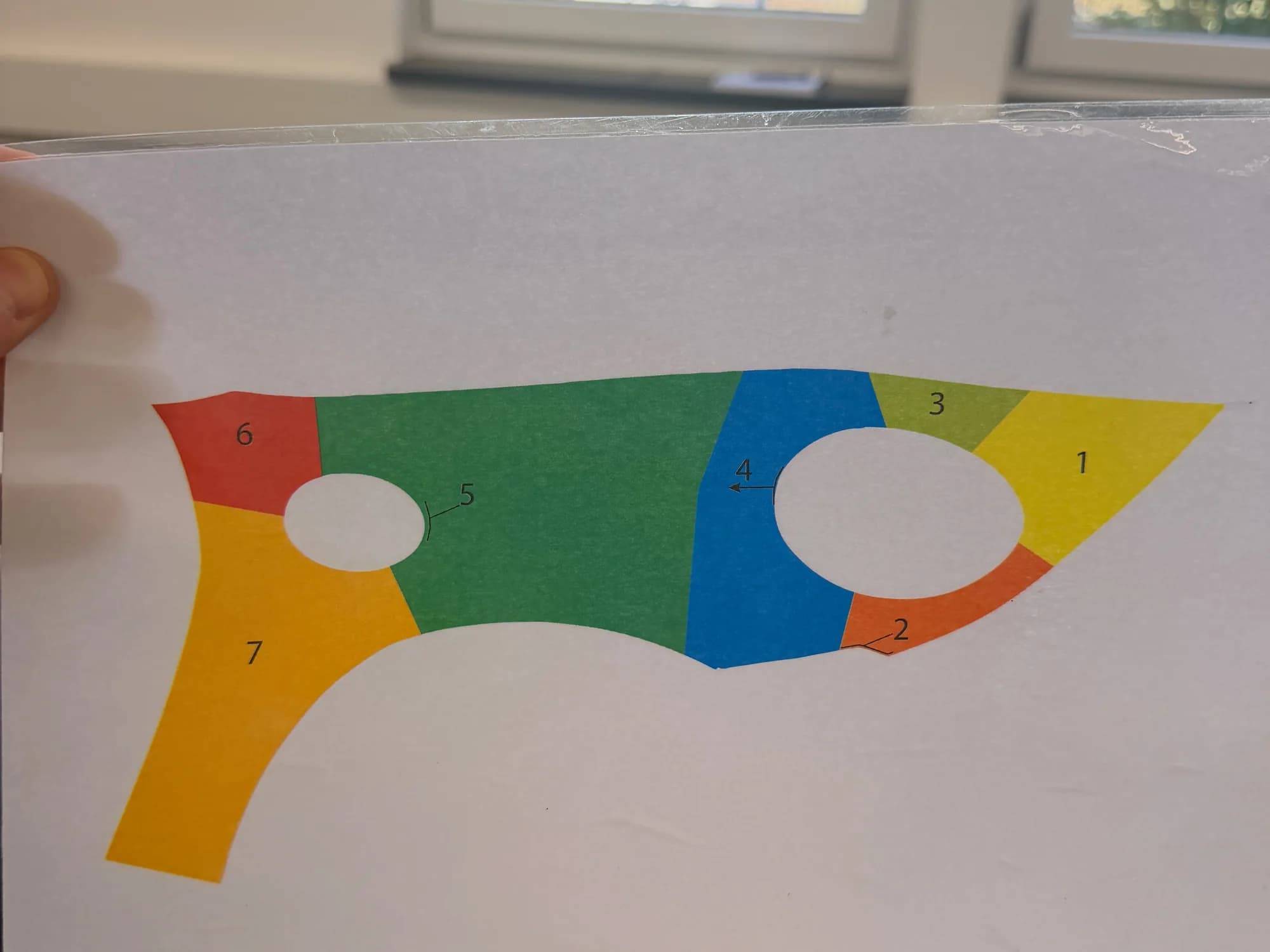 Farbig nummeriertes Verlegeschema von XPEL für den vorderen Kotflügel eines Porsche 911 (992): sieben Zonen in empfohlener Reihenfolge