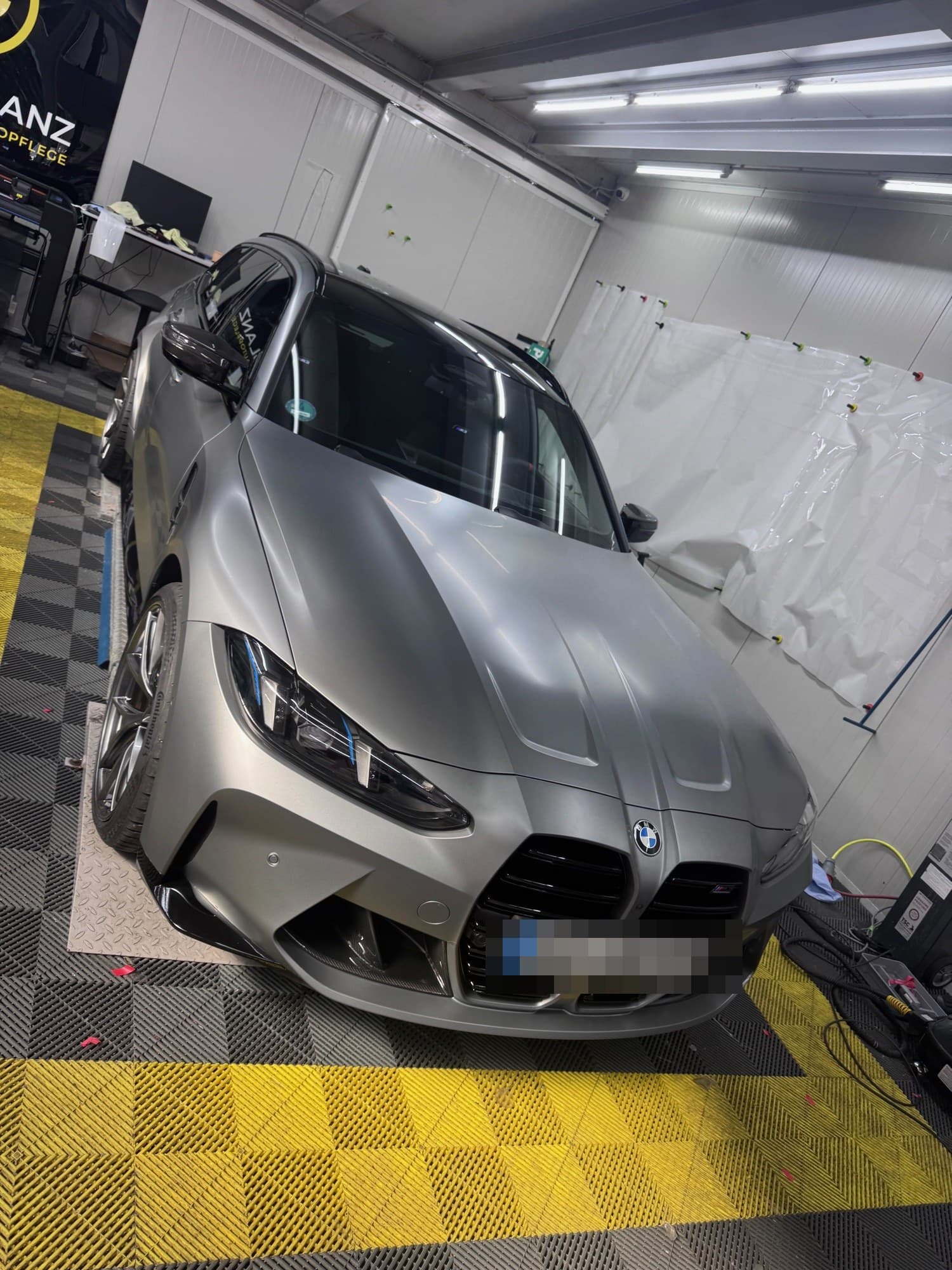 Matt-grauer BMW M3 Touring mit Lackschutzfolie – Detailaufnahme bei Royal Glanz München