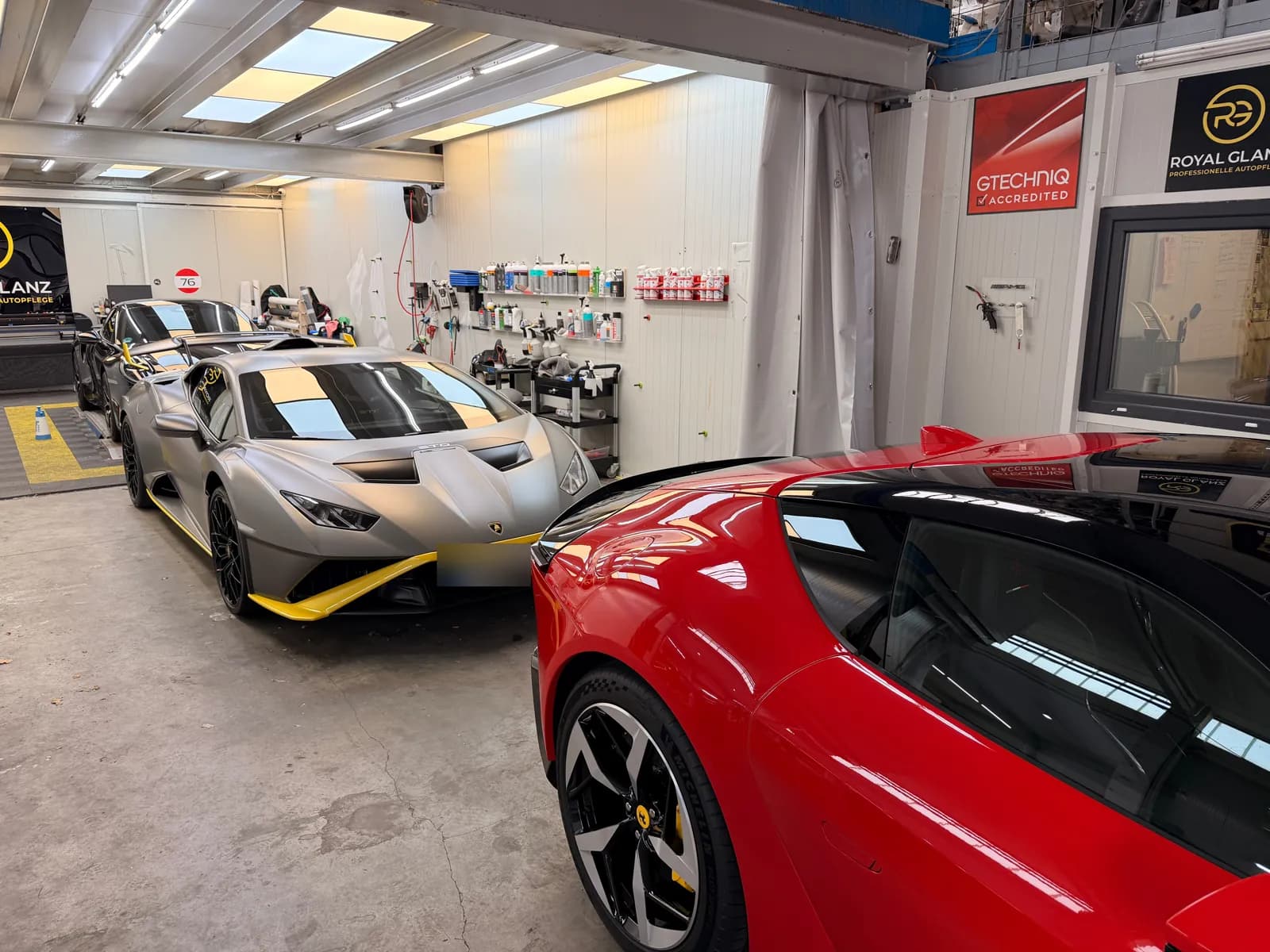 Ferrari und Lamborghini STO in der Werkstatt von Royal Glanz München