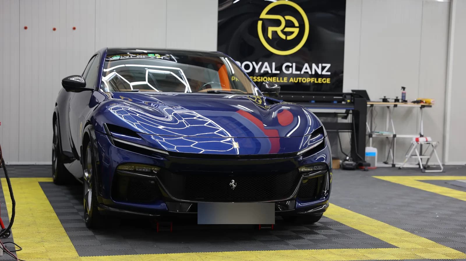 Fertig folierter Ferrari Purosangue in der Royal Glanz Werkstatt München