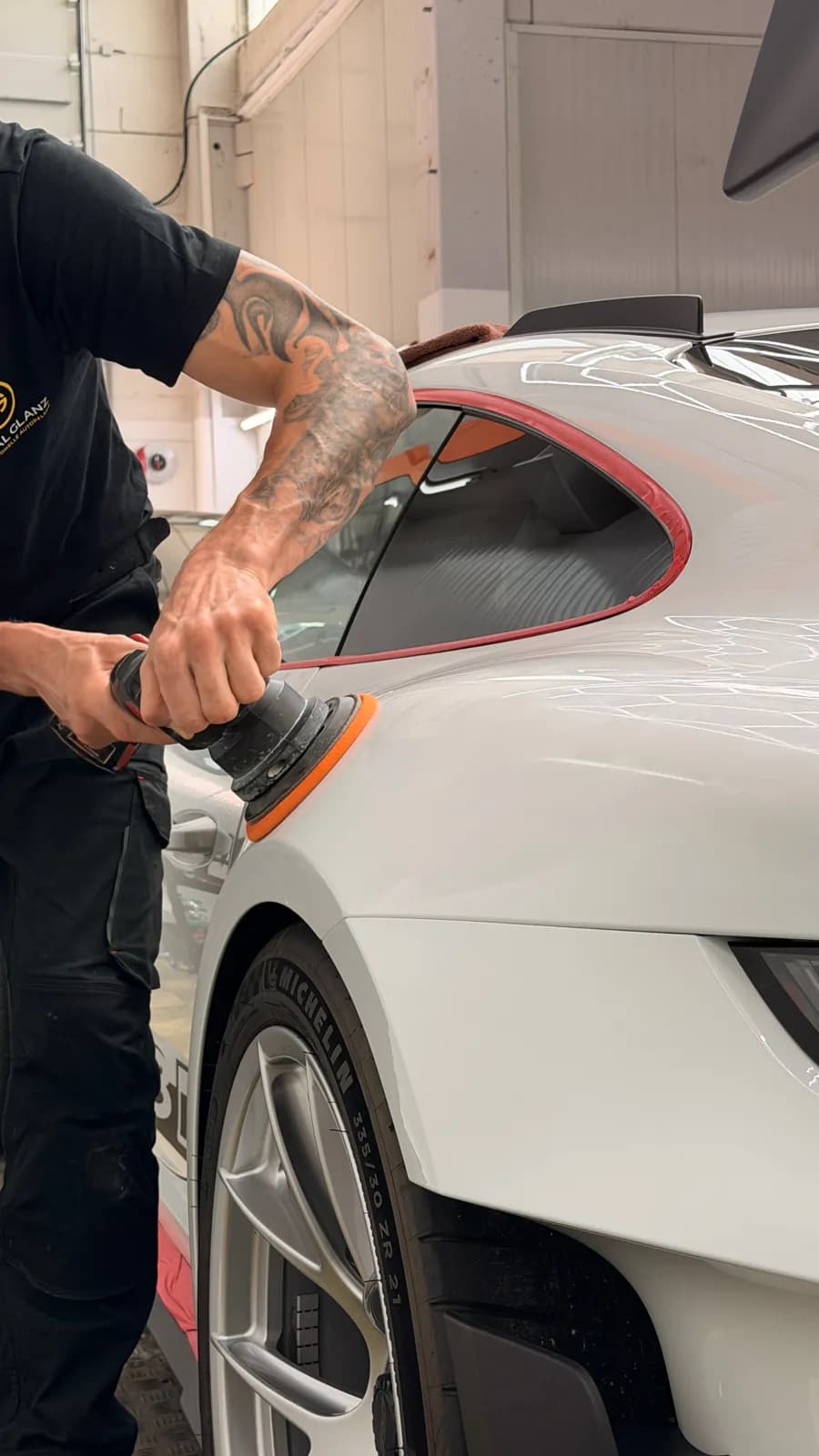 Lackvorbereitung am Kotflügel eines Porsche 911 GT3 RS vor der Folierung